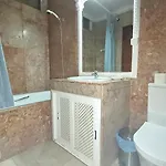 Spacious Retreat With Prime Location, Private Pool, Snooker, Free Ac Wifi וילה קווארטיירה