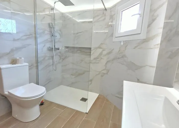 Spacious Retreat With Prime Location, Private Pool, Snooker, Free Ac Wifi Villa