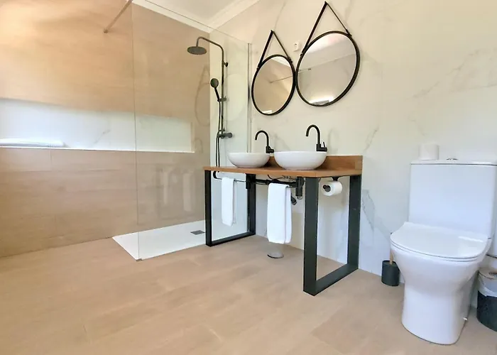 Spacious Retreat With Prime Location, Private Pool, Snooker, Free Ac Wifi *