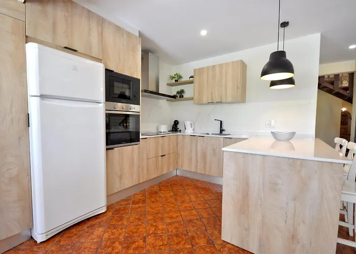 Spacious Retreat With Prime Location, Private Pool, Snooker, Free Ac Wifi *