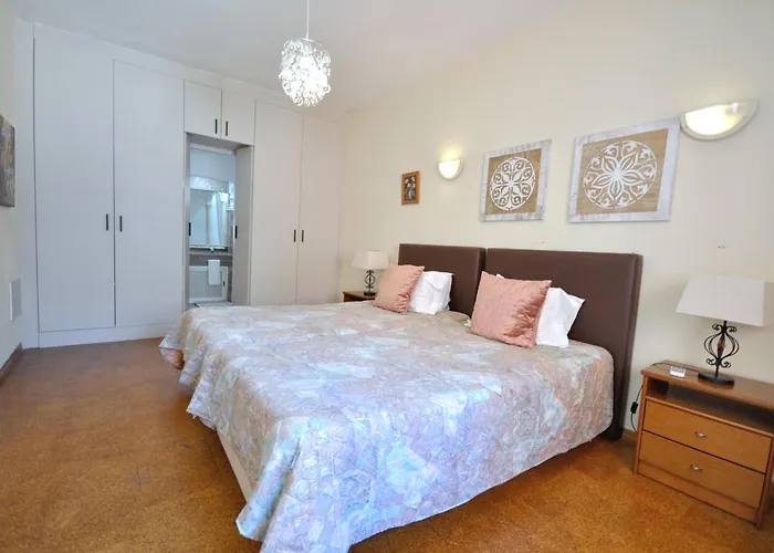 Villa Spacious Retreat With Prime Location, Private Pool, Snooker, Free Ac Wifi Quarteira