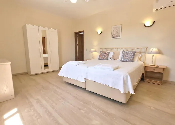 Villa Spacious Retreat With Prime Location, Private Pool, Snooker, Free Ac Wifi