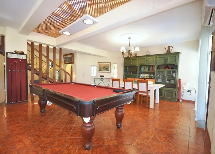 Spacious Retreat With Prime Location, Private Pool, Snooker, Free Ac Wifi Villa Quarteira