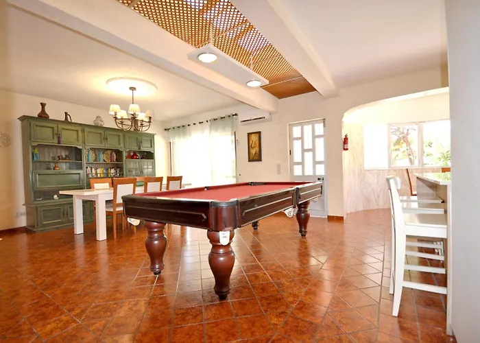 Spacious Retreat With Prime Location, Private Pool, Snooker, Free Ac Wifi