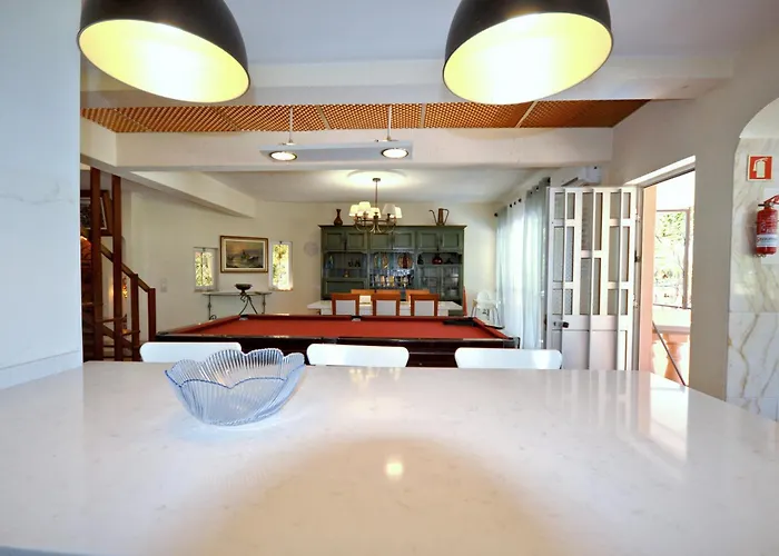 Villa Spacious Retreat With Prime Location, Private Pool, Snooker, Free Ac Wifi *