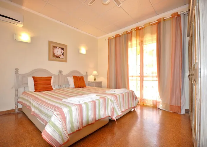 Spacious Retreat With Prime Location, Private Pool, Snooker, Free Ac Wifi