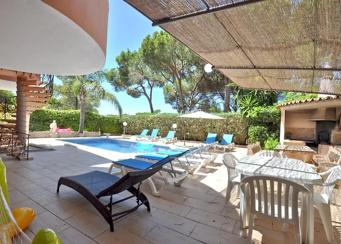 Spacious Retreat With Prime Location, Private Pool, Snooker, Free Ac Wifi *