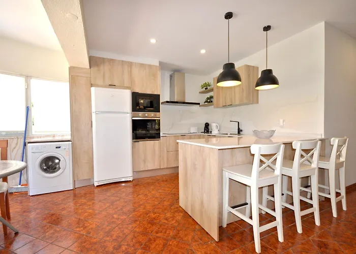 Villa Spacious Retreat With Prime Location, Private Pool, Snooker, Free Ac Wifi Quarteira