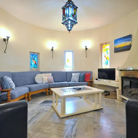 Villa Spacious Retreat With Prime Location, Private Pool, Snooker, Free Ac Wifi *