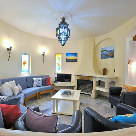 Villa Spacious Retreat With Prime Location, Private Pool, Snooker, Free Ac Wifi