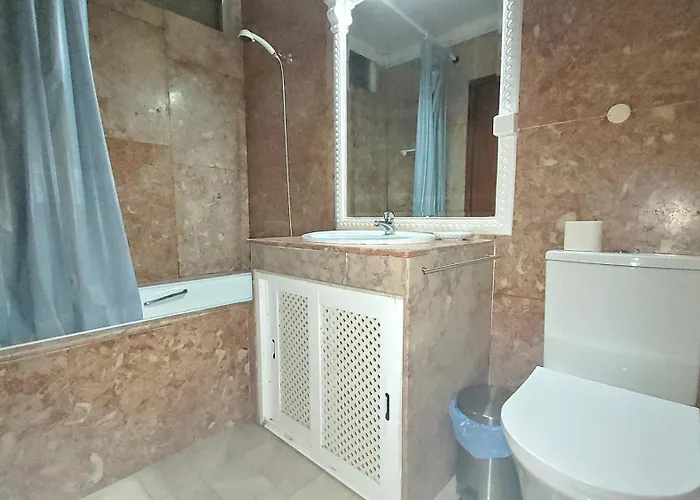 Spacious Retreat With Prime Location, Private Pool, Snooker, Free Ac Wifi 别墅 奎特里拉