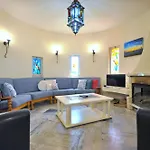 Villa Spacious Retreat With Prime Location, Private Pool, Snooker, Free Ac Wifi *