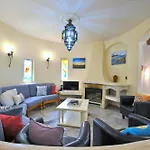 Villa Spacious Retreat With Prime Location, Private Pool, Snooker, Free Ac Wifi