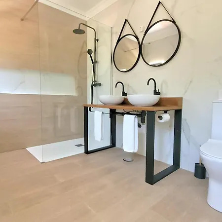 Spacious Retreat With Prime Location, Private Pool, Snooker, Free Ac Wifi *