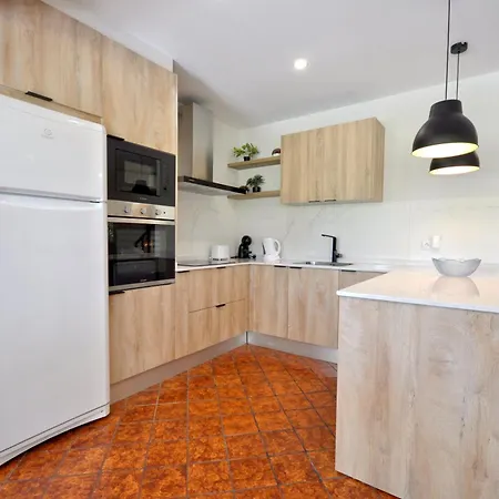 Spacious Retreat With Prime Location, Private Pool, Snooker, Free Ac Wifi *