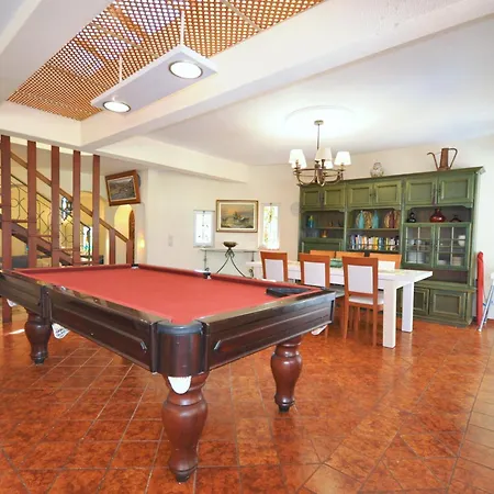 Spacious Retreat With Prime Location, Private Pool, Snooker, Free Ac Wifi Villa Quarteira