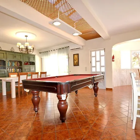 Spacious Retreat With Prime Location, Private Pool, Snooker, Free Ac Wifi