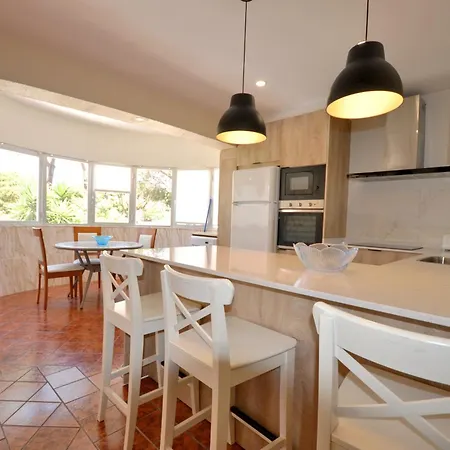 Spacious Retreat With Prime Location, Private Pool, Snooker, Free Ac Wifi * Quarteira